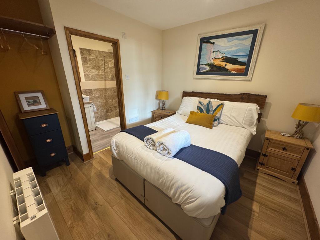 Lot: 43566 - COUNTRY ESTATE COMPRISING 5 BEDROOM MANOR HOUSE, WEDDING VENUE WITH 7 BEDROOM HOUSE, 6 ECO LODGES, 5 COTTAGES, 2 TENNIS COURTS, WORKSHOP AND ANCILLARY ACCOMMODATION - SET IN OVER 20 ACRES - Badger Lodge-bedroom